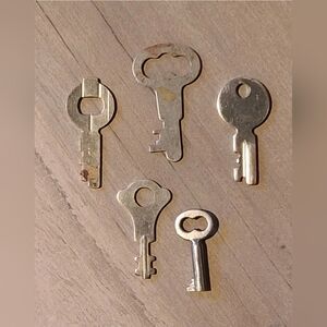 Vintage Keys - Collection - Crafts - Projects Bundle of 5 Assorted KEYS